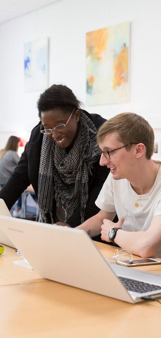 Étudiants dans la bibliothèque universitaire du campus UCO Nantes