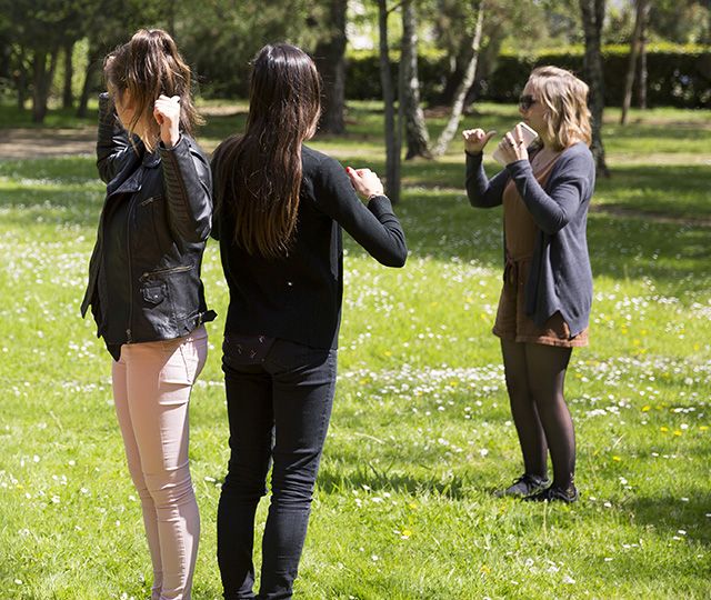 Étudiantes dans le parc du campus UCO Nantes