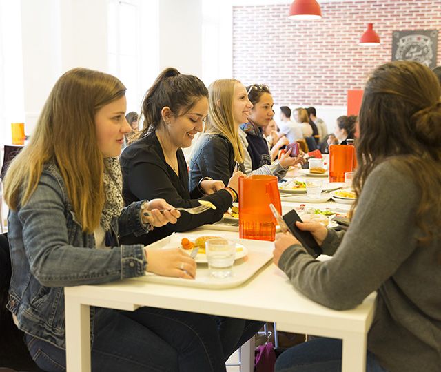 Étudiants dans le restaurant universitaire du campus UCO Nantes