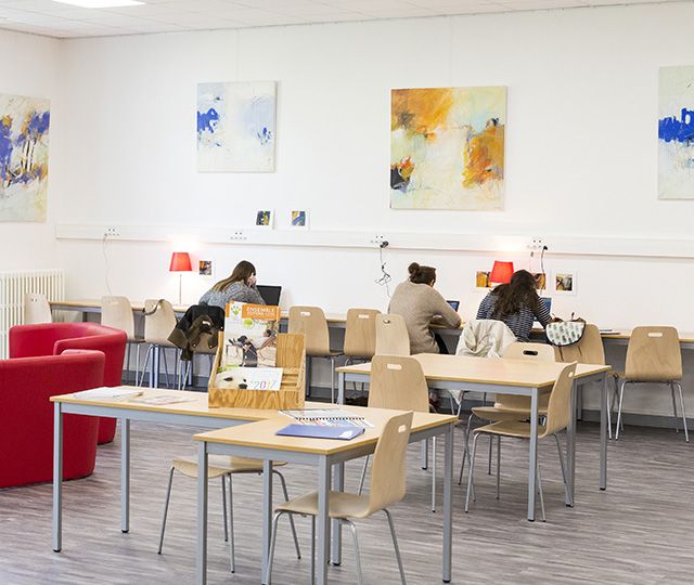 Étudiants dans la bibliothèque universitaire du campus UCO Nantes