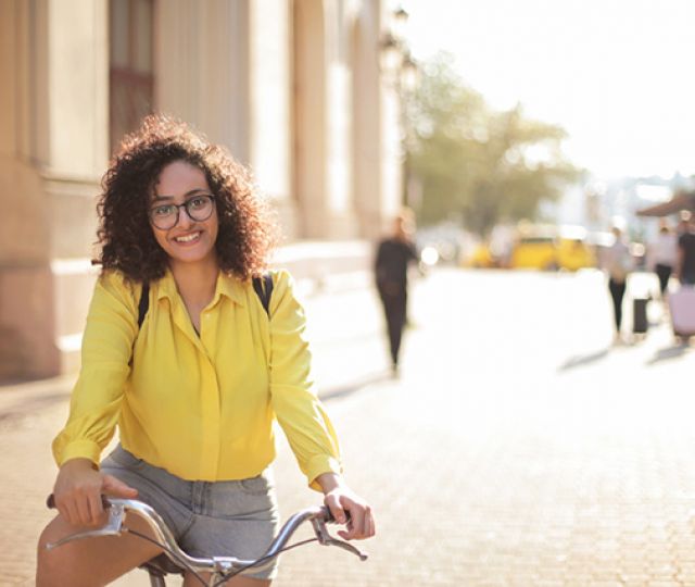 jeune femme sur son vélo © Andrea Piacquadio